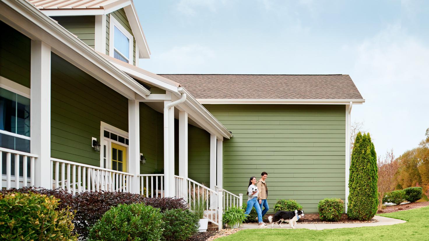 Siding Contractor talking with Homeowners