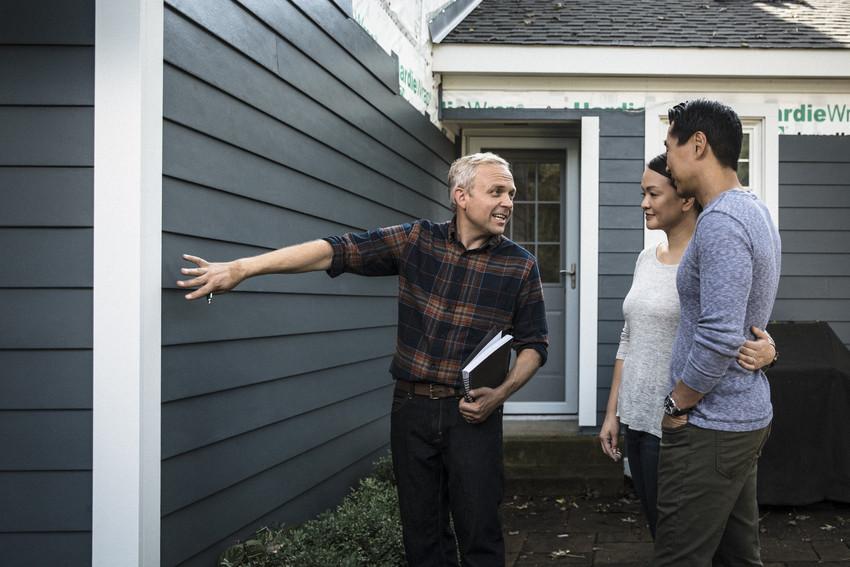 Contractor talking to homeowner about siding exterior